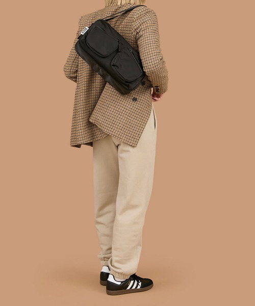 CONTROL FREAK（コントロールフリーク）の「CONTROL FREAK / CTFK（コントロールフリーク/シーティーエフケー）ナイロンboxy wide bag（ハンドバッグ・レディース・ベージュ/ブラック/グレー・FREE）」の21枚目の写真