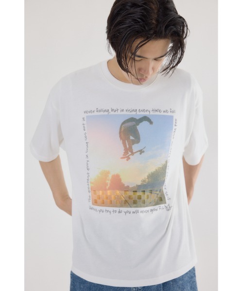 RODEO CROWNS WIDE BOWL(ロデオクラウンズワイドボウル)の「フォトグラフィックTシャツ(Tシャツ/カットソー・メンズ・ライトパープル/オフホワイト/ライトイエロー・MEDIUM/LARGE)」の2枚目の写真