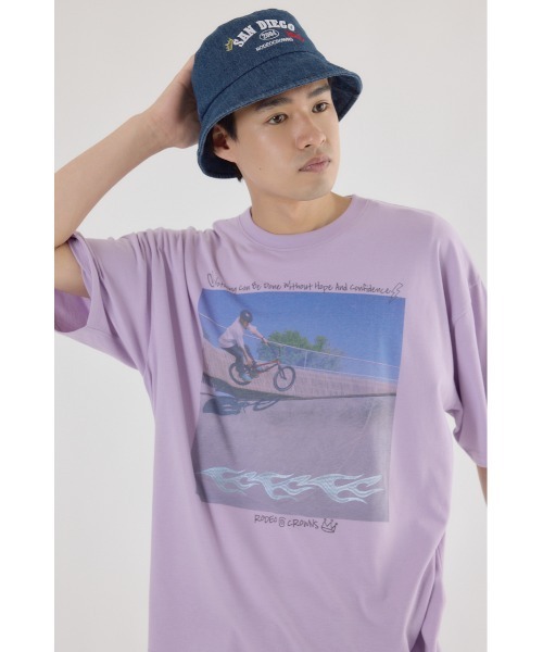 RODEO CROWNS WIDE BOWL(ロデオクラウンズワイドボウル)の「フォトグラフィックTシャツ(Tシャツ/カットソー・メンズ・ライトパープル/オフホワイト/ライトイエロー・MEDIUM/LARGE)」の5枚目の写真