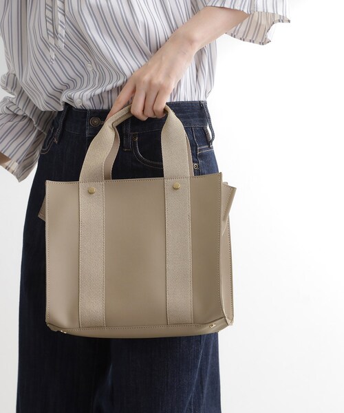 grove(グローブ)の「テープハンドルスクエア2WAYトート(トートバッグ・レディース・ナチュラル/ライトベージュ/ブラック・00)」の3枚目の写真
