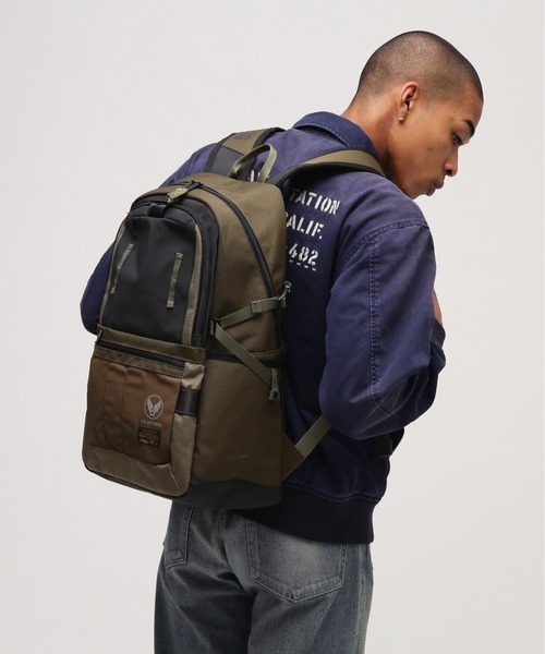 AVIREX(アヴィレックス)の「REGLESS DAYPACK / デイパック / AVIREX / アヴィレックス(バックパック/リュック・メンズ・ブラック/オリーブ系・F)」の6枚目の写真