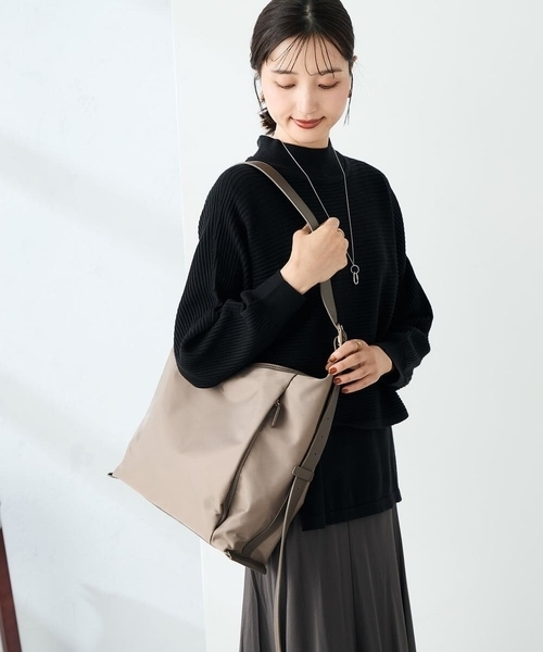 a.v.v（アーヴェヴェ）の「ナイロンショルダー（ショルダーバッグ・レディース・グレー系その他/アイボリー/ブラック・38）」の3枚目の写真