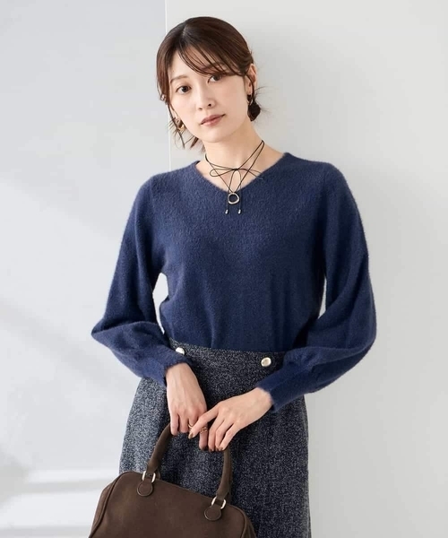a.v.v(アーヴェヴェ)の「ヘアリーラメVネックニット(ニット/セーター・レディース・アイボリー/ダークインディゴブルー/グレー系その他/ネイビー・38/36/40)」の1枚目の写真