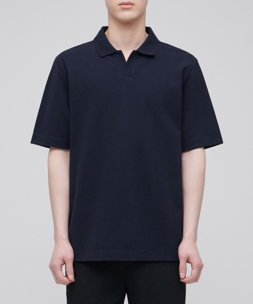 MUSINSA STANDARD(ムシンサスタンダード)の「スリットネックピケポロシャツ【ネイビー】(ポロシャツ・メンズ・その他・SMALL/MEDIUM/LARGE/X-LARGE/XX-LARGE/XXX-LARGE)」の1枚目の写真