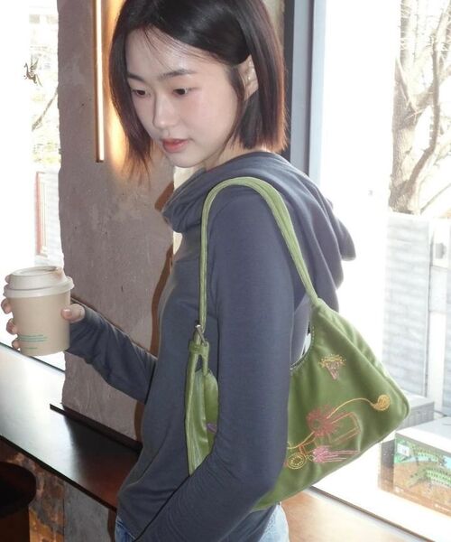 KIMZISU(キムジス)の「Multicolour Embroidery Velvet Mini Bag _ ORANGE(ショルダーバッグ・レディース・オレンジ・OS)」の6枚目の写真
