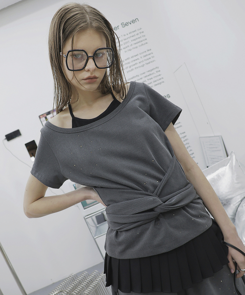 トップス ooommm キュービッククロップウーマンTシャツ_チャコール（Tシャツ/カットソー