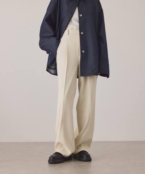 ADAM ET ROPE'（アダムエロペ）の「センタープレスストレートパンツ/UVカット（スラックス・レディース・ベージュ/ネイビー・34/38/36）」の2枚目の写真