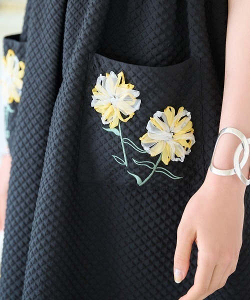 Chesty(チェスティー)の「ポケット刺繍ジャンパースカート(ジャンパースカート・レディース・ホワイト/ブラック・0/1)」の22枚目の写真