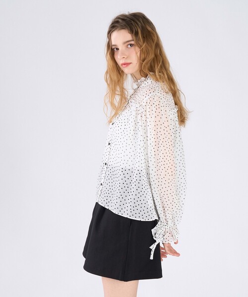 To b. by agnes b.（トゥービーバイアニエスベー）の「ドットプリント ヨウリュウ 長袖 ギャザー ブラウス（シャツ/ブラウス・レディース・ホワイト・FREE）」の4枚目の写真