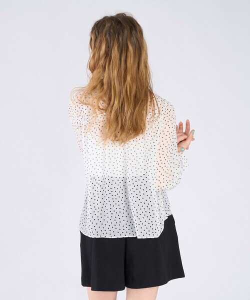 To b. by agnes b.（トゥービーバイアニエスベー）の「ドットプリント ヨウリュウ 長袖 ギャザー ブラウス（シャツ/ブラウス・レディース・ホワイト・FREE）」の5枚目の写真