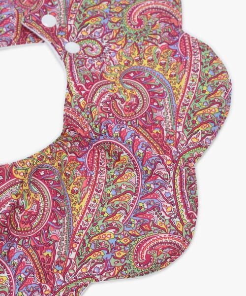 agnes b.(アニエスベー)の「ベビー ロゴ刺繍 リバティプリント コットン リバーシブル スタイ(スタイ/よだれかけ・キッズ・レッド系その他・FREE)」の3枚目の写真