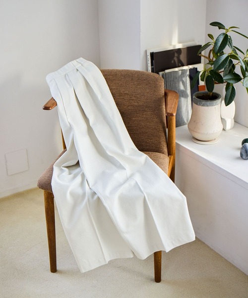 GLOBAL WORK（グローバルワーク）の「ワイドチノパンツ/650200（チノパンツ・レディース・ホワイト系その他3/ライトベージュ/ネイビー・LARGE/MEDIUM）」の5枚目の写真