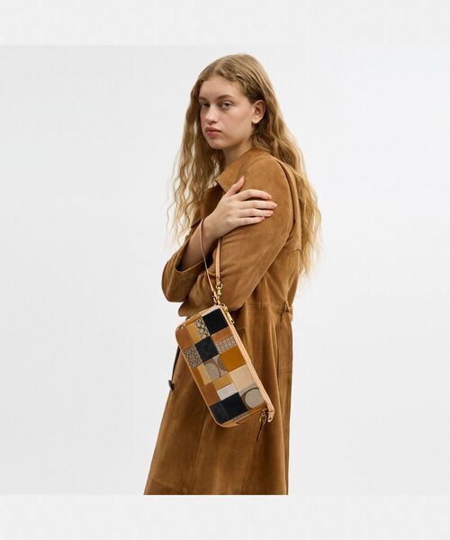 COACH(コーチ)の「プラザ バッグ 25・パッチワーク(ショルダーバッグ・レディース・ブラウン系その他・ONE)」の2枚目の写真