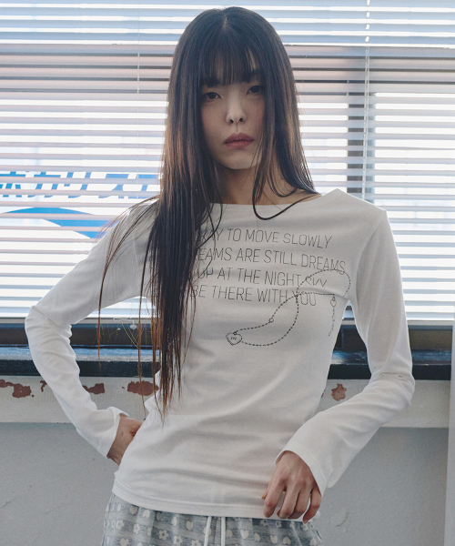 MIHEV(ミヘブ)の「M ネックレスグラフィックボートネックロングスリーブTシャツ ホワイト(Tシャツ/カットソー・レディース・その他・SMALL/MEDIUM)」の1枚目の写真