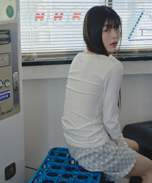 MIHEV(ミヘブ)の「M ネックレスグラフィックボートネックロングスリーブTシャツ ホワイト(Tシャツ/カットソー・レディース・その他・SMALL/MEDIUM)」の4枚目の写真