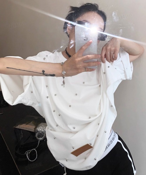 Dalfwin(ダールフィン)の「韓国ファッション RICECAKEラベル付きシルバースタッズ半袖Tシャツ(Tシャツ/カットソー・レディース・ホワイト/ブラック・FREE)」の6枚目の写真