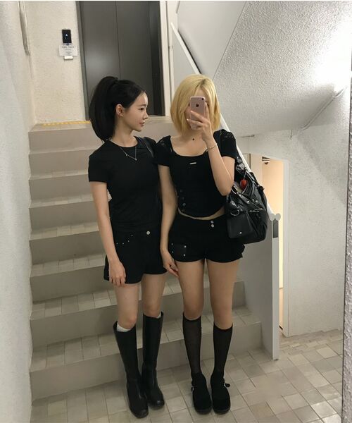 ETRE AU SOMMET(エトレオソメ)の「Bust Line Pintuck Detail Top (Black)(Tシャツ/カットソー・レディース・ブラック・FREE)」の12枚目の写真