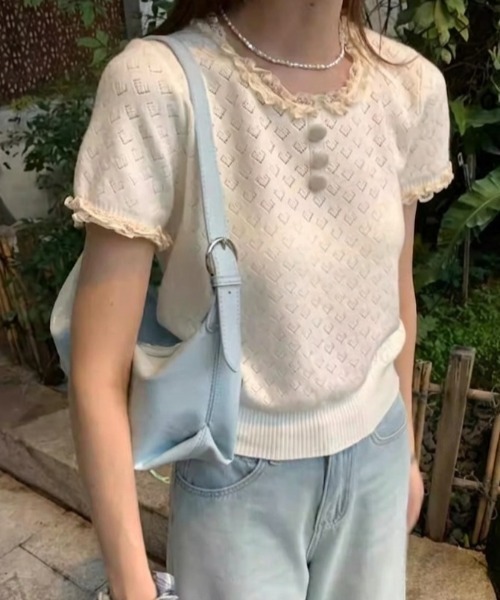 Teem Store(チームストア)の「【ハート柄】配色トリム フロントボタン フリル半袖 サマーニット レースフリルスリーブ(Tシャツ/カットソー・レディース・ブラック/レッド/ホワイト/イエロー・F)」の2枚目の写真