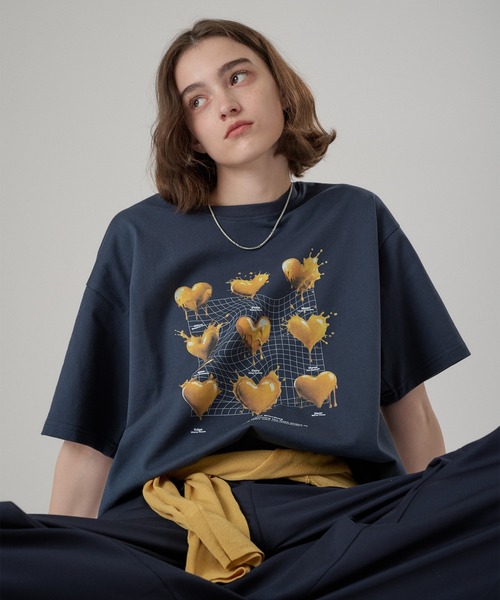 ONCILY(オンシェリー)の「MELTING HEART GRAPHIC T-SHIRT / メルティングハートグラフィックTシャツ(Tシャツ/カットソー・メンズ・ブラック/ホワイト系その他/イエロー/ネイビー/オフホワイト・SMALL/LARGE/MEDIUM)」の4枚目の写真