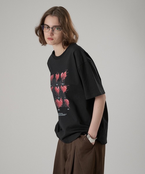 ONCILY(オンシェリー)の「MELTING HEART GRAPHIC T-SHIRT / メルティングハートグラフィックTシャツ(Tシャツ/カットソー・メンズ・ブラック/ホワイト系その他/イエロー/ネイビー/オフホワイト・SMALL/LARGE/MEDIUM)」の9枚目の写真