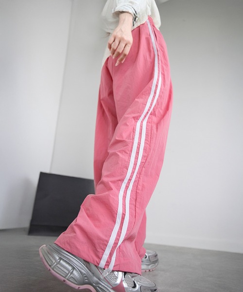 by LEGNA(バイレグナ)の「シャリ感素材サイドライントラックパンツ(その他パンツ・レディース・ピンク/ネイビー/ベージュ/ブラック/ライトブルー・LARGE/X-LARGE/MEDIUM/SMALL)」の5枚目の写真