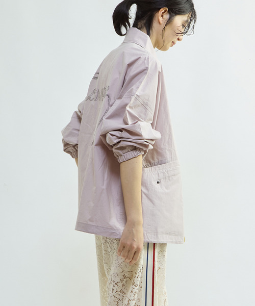 CONVERSE TOKYO（コンバーストウキョウ）の「スピンドルロゴプリントブルゾン（ブルゾン・レディース・ピンク/カーキ/ブラック・MEDIUM/SMALL）」の7枚目の写真