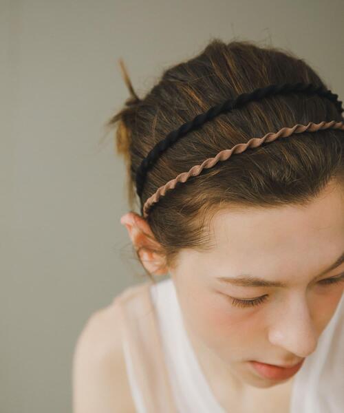 URBAN RESEARCH(アーバンリサーチ)の「decor『デコール』 TWIST HEADBAND(カチューシャ・レディース・モカ/ブラック・-)」の3枚目の写真