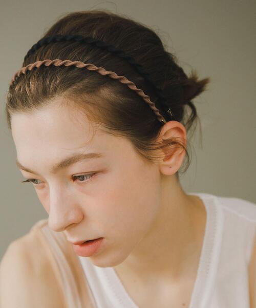URBAN RESEARCH(アーバンリサーチ)の「decor『デコール』 TWIST HEADBAND(カチューシャ・レディース・モカ/ブラック・-)」の4枚目の写真
