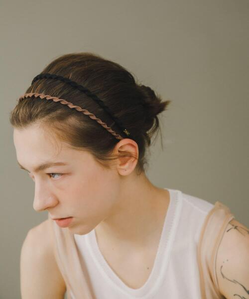 URBAN RESEARCH(アーバンリサーチ)の「decor『デコール』 TWIST HEADBAND(カチューシャ・レディース・モカ/ブラック・-)」の5枚目の写真
