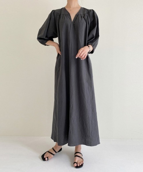 AMAJI(アマジ)の「コットンリネン パフスリーブ ワンピース(ワンピース・レディース・ブラック/カーキ・MEDIUM/LARGE)」の2枚目の写真