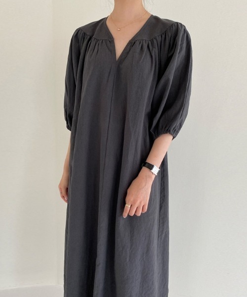 AMAJI(アマジ)の「コットンリネン パフスリーブ ワンピース(ワンピース・レディース・ブラック/カーキ・MEDIUM/LARGE)」の4枚目の写真