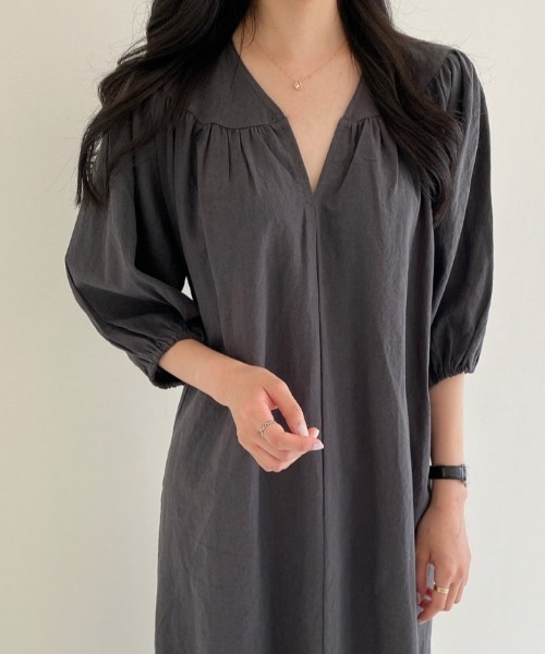 AMAJI(アマジ)の「コットンリネン パフスリーブ ワンピース(ワンピース・レディース・ブラック/カーキ・MEDIUM/LARGE)」の3枚目の写真