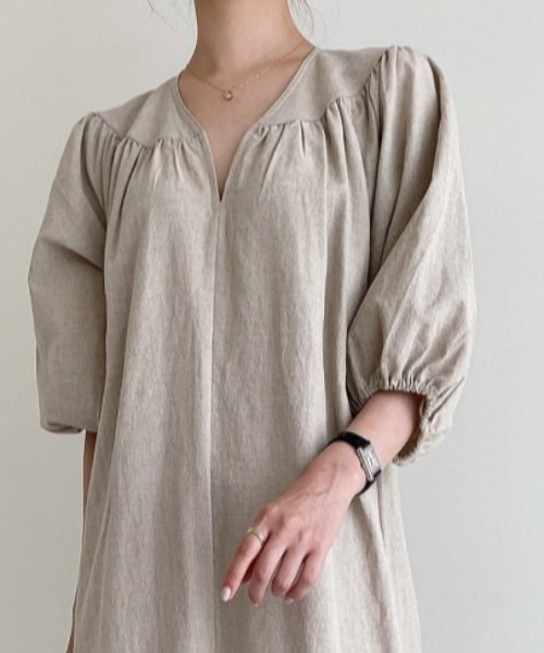 AMAJI(アマジ)の「コットンリネン パフスリーブ ワンピース(ワンピース・レディース・ブラック/カーキ・MEDIUM/LARGE)」の5枚目の写真