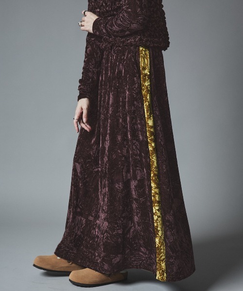 W:Huku(フーク)の「クラッシュ ベロア サイドライン スカート / Crash Velvet Side-Line Skirt(スカート・レディース・ネイビー/ブラック/ライトベージュ/ブラウン・FREE)」の2枚目の写真