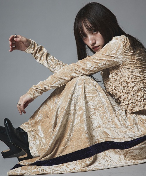 W:Huku(フーク)の「クラッシュ ベロア サイドライン スカート / Crash Velvet Side-Line Skirt(スカート・レディース・ネイビー/ブラック/ライトベージュ/ブラウン・FREE)」の3枚目の写真