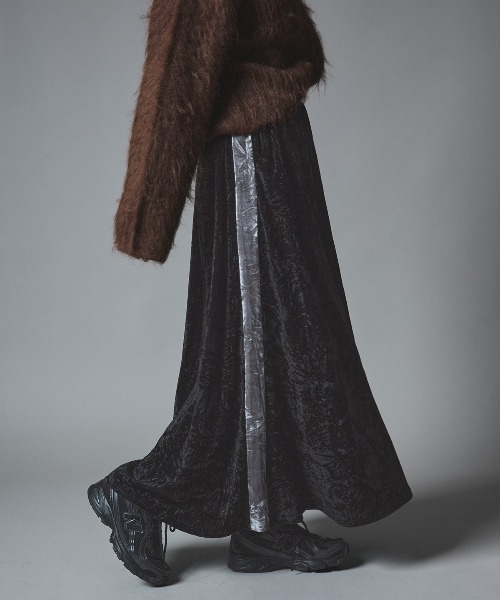 W:Huku(フーク)の「クラッシュ ベロア サイドライン スカート / Crash Velvet Side-Line Skirt(スカート・レディース・ネイビー/ブラック/ライトベージュ/ブラウン・FREE)」の1枚目の写真