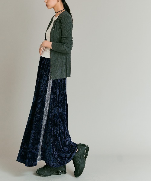 W:Huku(フーク)の「クラッシュ ベロア サイドライン スカート / Crash Velvet Side-Line Skirt(スカート・レディース・ネイビー/ブラック/ライトベージュ/ブラウン・FREE)」の5枚目の写真