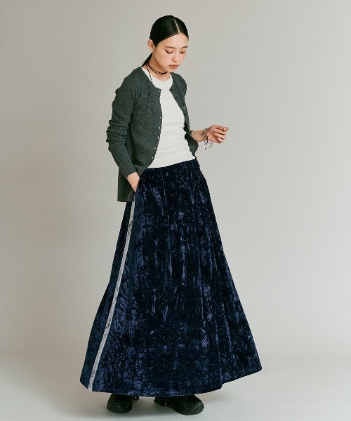 W:Huku(フーク)の「クラッシュ ベロア サイドライン スカート / Crash Velvet Side-Line Skirt(スカート・レディース・ネイビー/ブラック/ライトベージュ/ブラウン・FREE)」の12枚目の写真