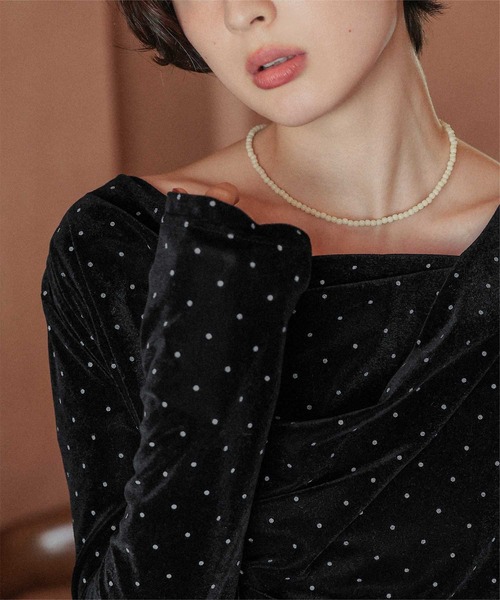 titivate(ティティベイト)の「シアーベロアオフショルダートップス(Tシャツ/カットソー・レディース・ドット/ブラック系その他/アイボリー/ネイビー/ブラック・S/M/L)」の12枚目の写真