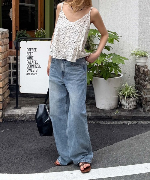 CANAL JEAN(キャナルジーン)の「HARING 小花シャーリングキャミソール(シャツ/ブラウス・レディース・ブラック/ホワイト・ONE SIZE)」の6枚目の写真