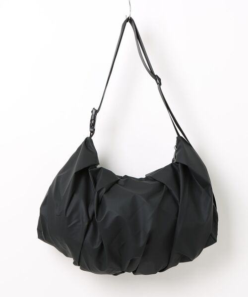 CONVERSE TOKYO(コンバーストウキョウ)の「GATHERED SHOULDER BAG(ショルダーバッグ・レディース・チャコールグレー/ブラック/ブラウン・FREE)」の4枚目の写真