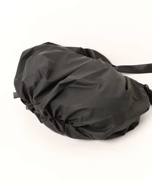 CONVERSE TOKYO(コンバーストウキョウ)の「GATHERED SHOULDER BAG(ショルダーバッグ・レディース・チャコールグレー/ブラック/ブラウン・FREE)」の5枚目の写真