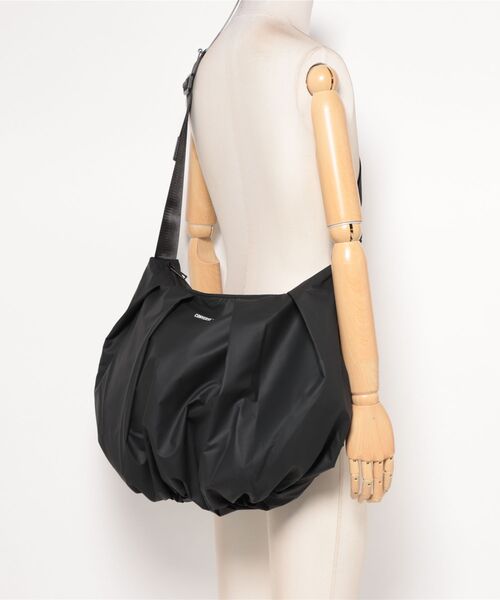 CONVERSE TOKYO(コンバーストウキョウ)の「GATHERED SHOULDER BAG(ショルダーバッグ・レディース・チャコールグレー/ブラック/ブラウン・FREE)」の7枚目の写真