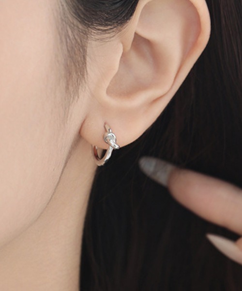 MASHIRO(マシロ)の「【MASHIRO】ニュアンスデザインリングペアピアス 結び(MA/EK633)(ピアス(両耳用)・レディース・シルバー・FREE)」の3枚目の写真