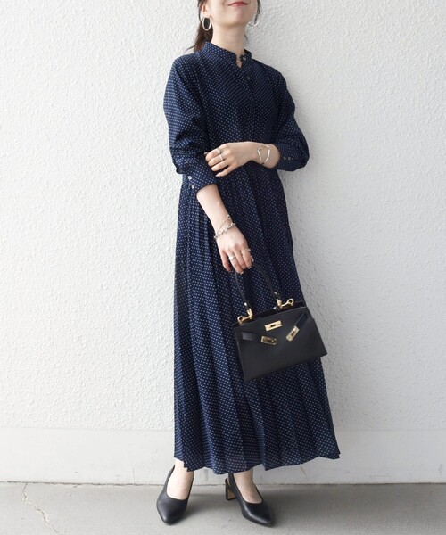SHIPS any（シップス エニィ）の「SHIPS any:〈手洗い可能〉ドット バンドカラー プリーツ ロング ワンピース（ワンピース・レディース・ブラック/ネイビー・ONE SIZE）」の2枚目の写真