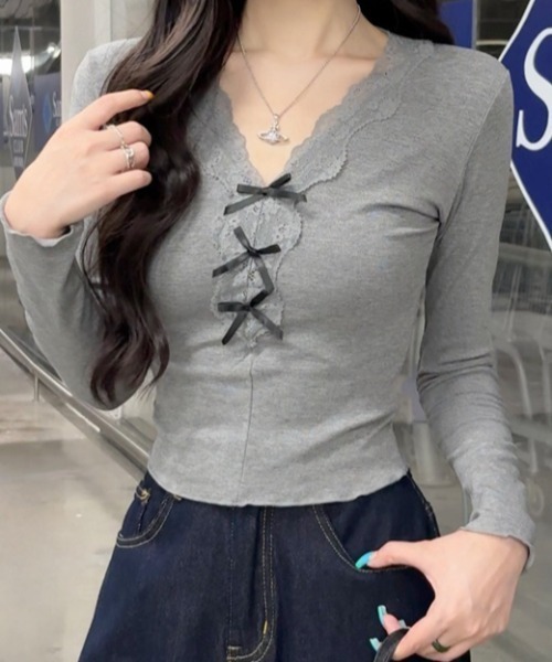 AMAJI(アマジ)の「Vネック レース切替 リボン付き タイト長袖Tシャツ(Tシャツ/カットソー・レディース・グレー・FREE)」の1枚目の写真