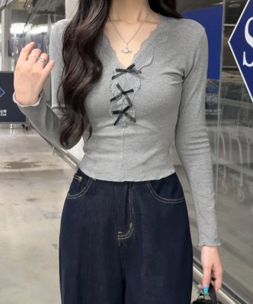 AMAJI(アマジ)の「Vネック レース切替 リボン付き タイト長袖Tシャツ(Tシャツ/カットソー・レディース・グレー・FREE)」の2枚目の写真