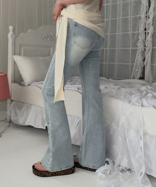 TWEE(トゥウィー)の「ニシャヴィンテージウォッシングブーツカットデニムパンツ(デニムパンツ・レディース・ブラック/スカイブルー/ライトブルー/ダークブラック/ダークブルー/ダークインディゴブルー・LARGE/MEDIUM/SMALL)」の19枚目の写真