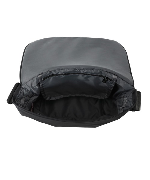 Manhattan Portage(マンハッタンポーテージ)の「NYLON MESSENGER BAG JR (SM) BP W/DIV MGNT TUSSAH PVC NEUES(メッセンジャーバッグ・メンズ・ブラック・SMALL)」の3枚目の写真