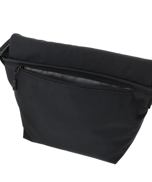 Manhattan Portage(マンハッタンポーテージ)の「NYLON MESSENGER BAG JR (SM) BP W/DIV MGNT TUSSAH PVC NEUES(メッセンジャーバッグ・メンズ・ブラック・SMALL)」の4枚目の写真